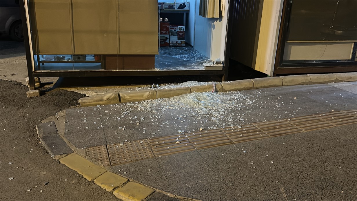 Hatay’da 6 araç ve 4 iş yerinin camlarını taşla kırdılar