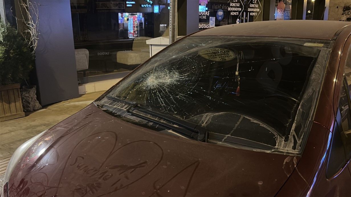 Hatay’da 6 araç ve 4 iş yerinin camlarını taşla kırdılar