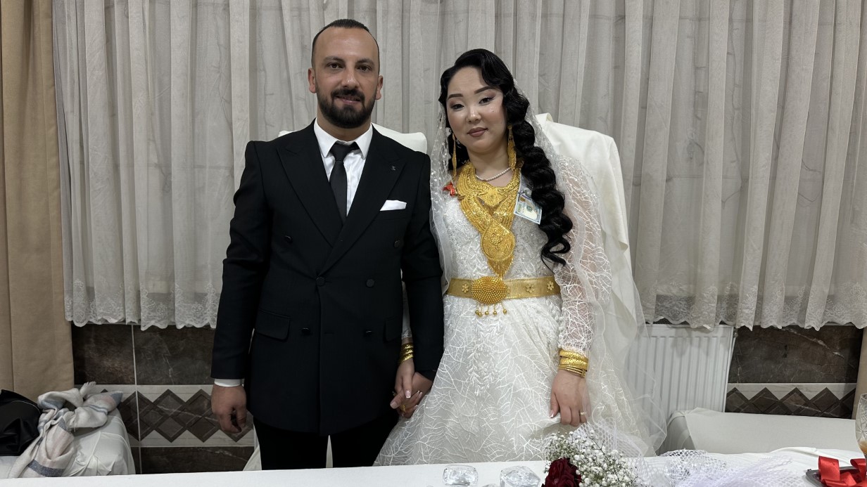 Kırgız gelin ve Yüksekovalı damadın kargoda başlayan aşkı mutlu sonla bitti