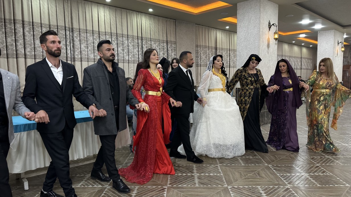 Kırgız gelin ve Yüksekovalı damadın kargoda başlayan aşkı mutlu sonla bitti