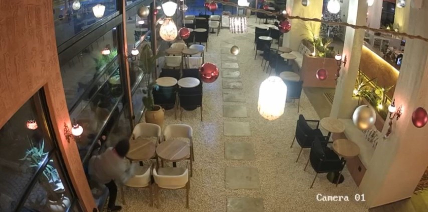 Beylikdüzü’nde 3 işyerinden toplam  51 bin 500 TL çalan hırsızlar kamerada