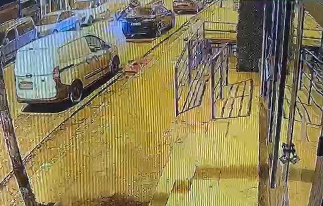 Alkollü sürücü, park halindeki araca çarparak takla attı