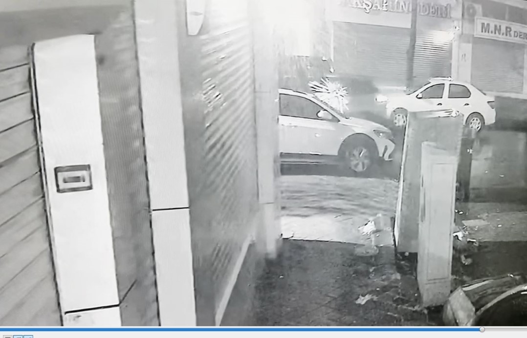 Zeytinburnu’nda park halindeki otomobile silahlı saldırı: O anlar kamerada