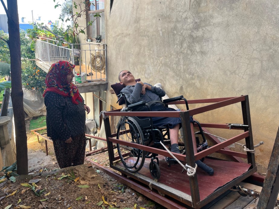 "Üvey oğlum" demedi, engelli oğluna eğitimi için hamallık yaparak evine raylı sistem kurdu