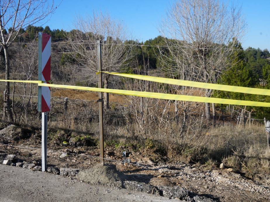"Benim arazim" dedi, köy yolunu kestirdi