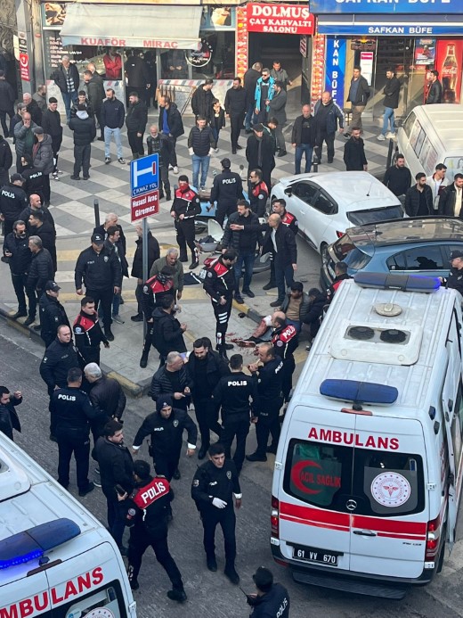 Trabzon’da bıçaklı kavga: 1’i ağır 8 yaralı