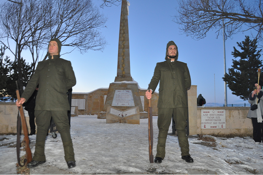 Sarıkamış şehitleri için eksi 10 derecede saygı nöbeti