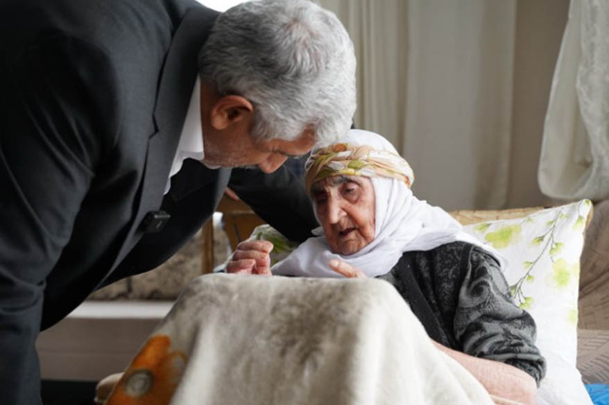 Adıyamanlı Hanım Orman, 105 yaşında AK Parti’ye üye oldu