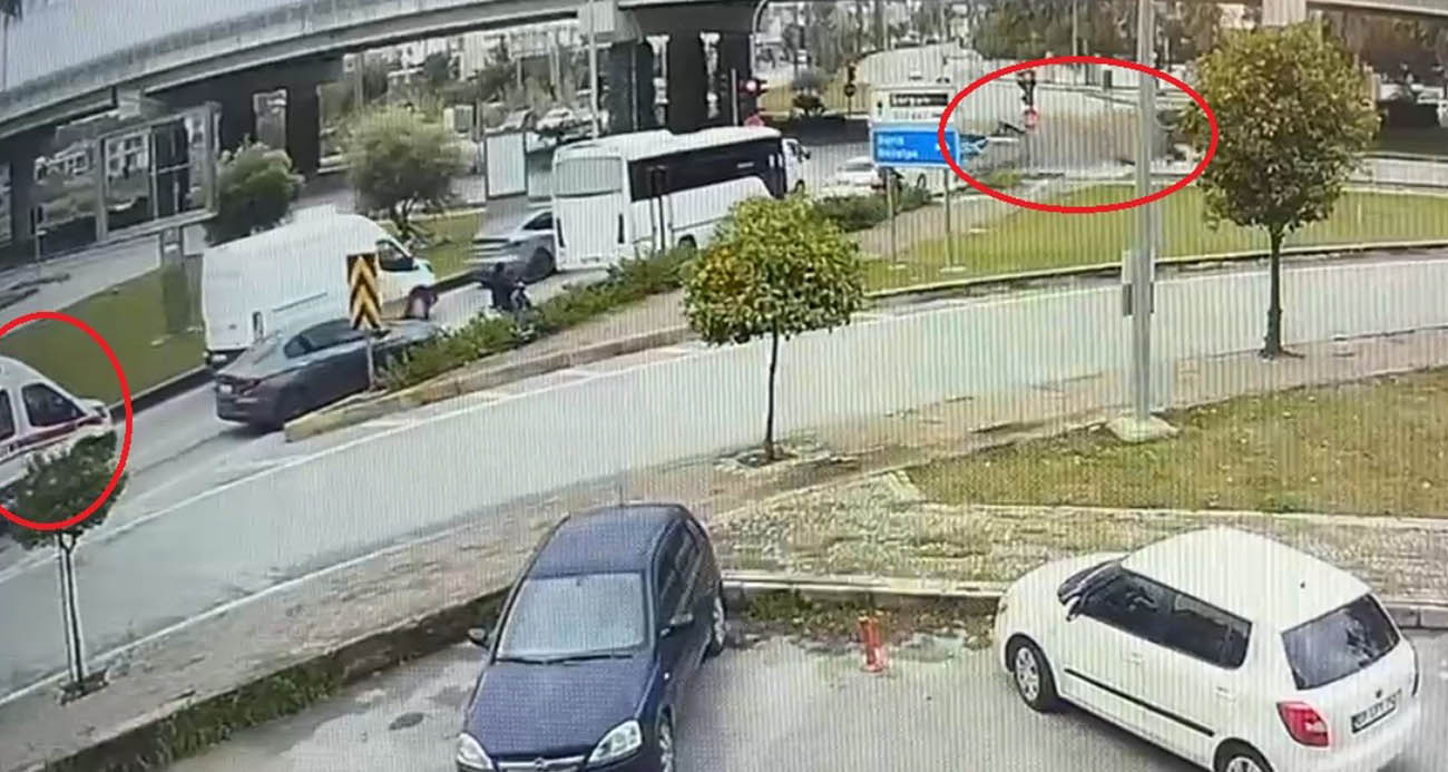 Ambulansa yol verme kazasında ortalık savaş alanına döndü, kaza anı güvenlik kamerasına yansıdı