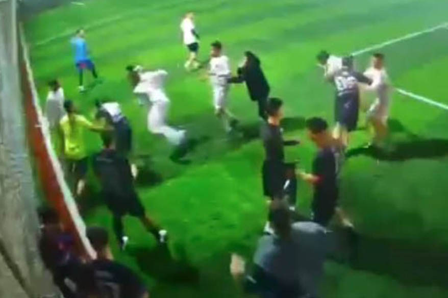 Halı sahada tekme-tokat kavga kameraya yansıdı