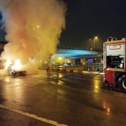 Seyir halindeki Tofaş alev alev yandı