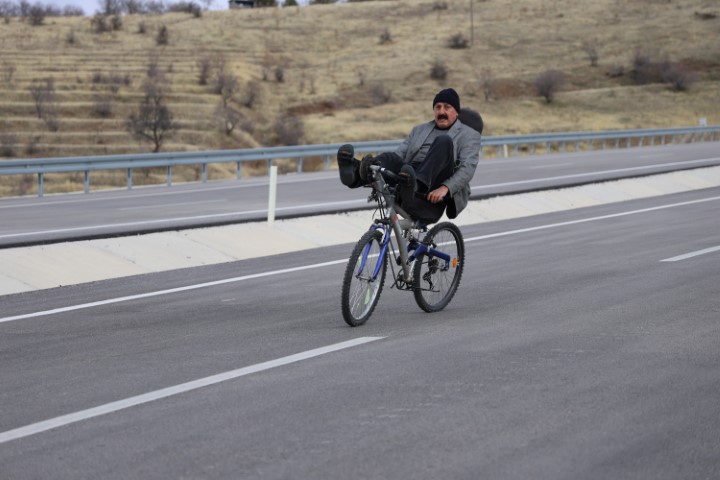 Elazığ’da ilginç bisiklet tasarımı: Polisler bile durdurup inceliyor
