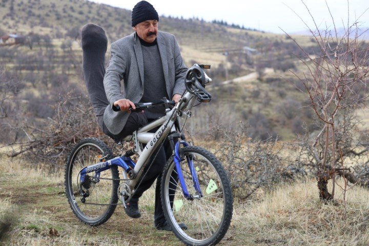 Elazığ’da ilginç bisiklet tasarımı: Polisler bile durdurup inceliyor