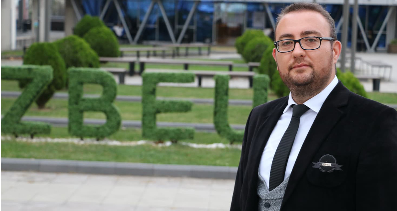 Zonguldak Bülent Ecevit Üniversitesi Karaelmas Siber Güvenlik Uygulama ve Araştırma Merkezi Müdürü Dr. Öğr. Üyesi Semih Çakır, yapay zekanın sunduğu kolaylıkların yanında güvenlik, dezenformasyon ve mahremiyet risklerine dikkat çekerek dijital okuryazarlığın önemine vurgu yaptı.