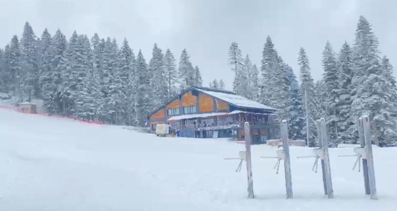 Kastamonu’nun yüksek kesimlerinde kar yağışı etkili oldu. Ilgaz Dağı Yurduntepe Kayak Merkezi’nde kar kalınlığı da 20 santimetreye ulaştı.