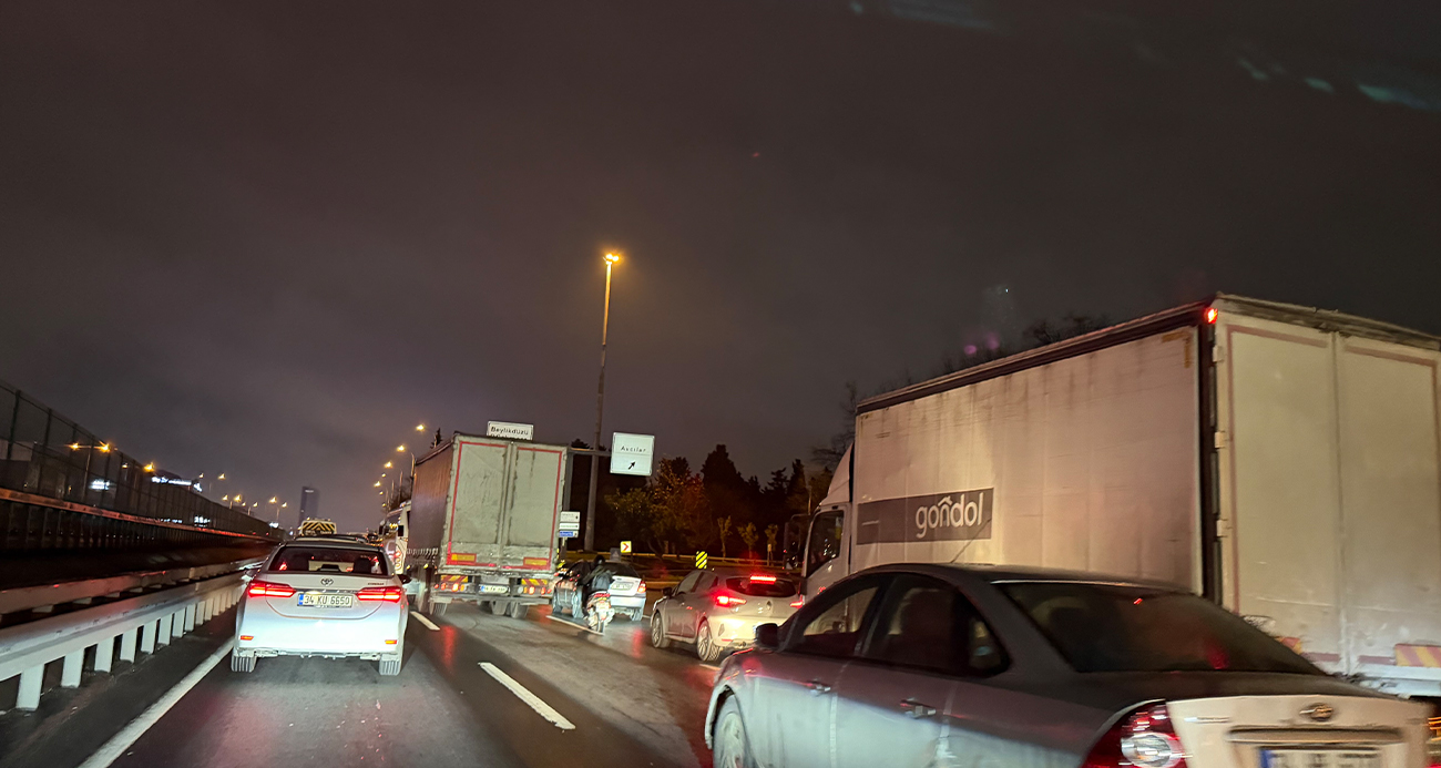 İstanbul’da trafik yüzde 90’a ulaştı, ağır vasıtalar dikkat çekti