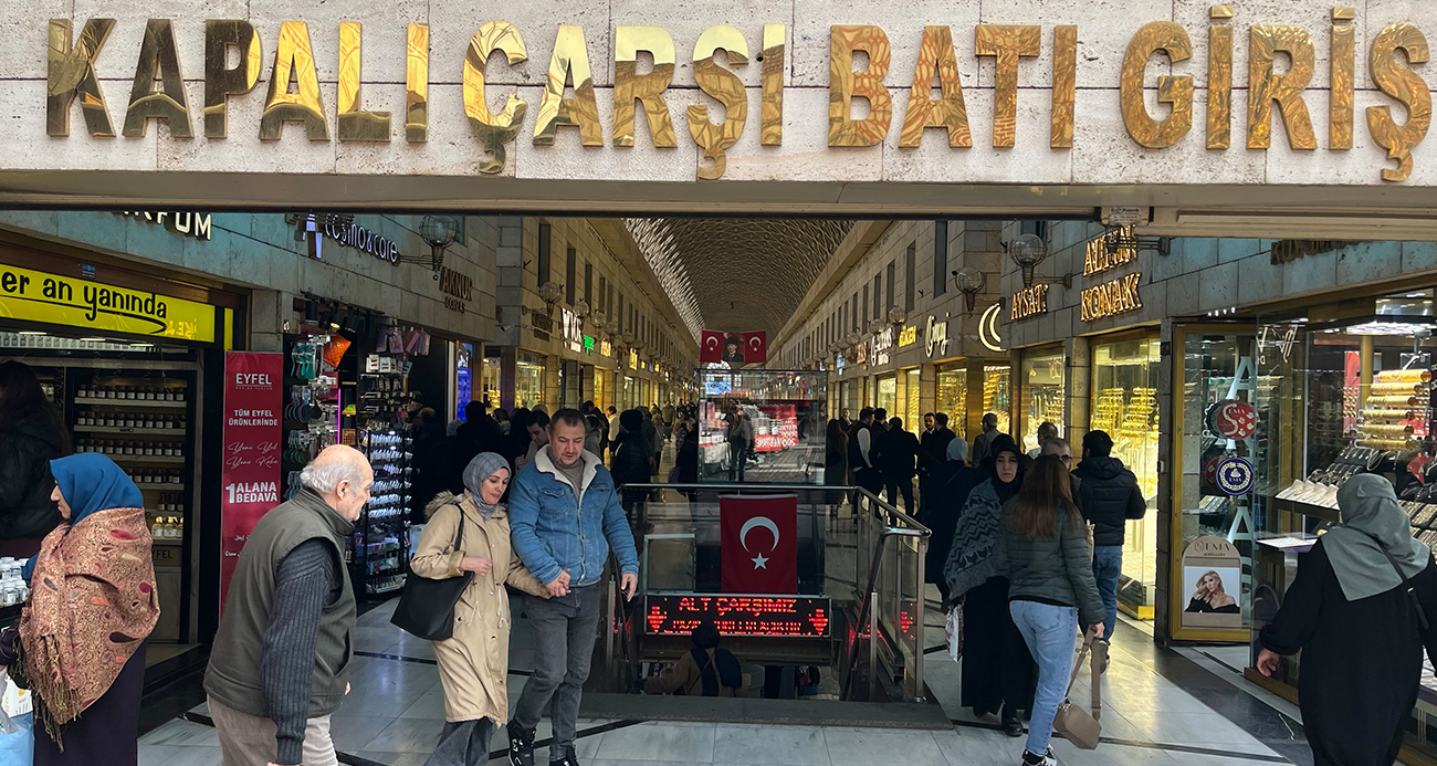 Emniyet şeridini ihlal etmek isteyen sürücü ortalığı birbirine kattı