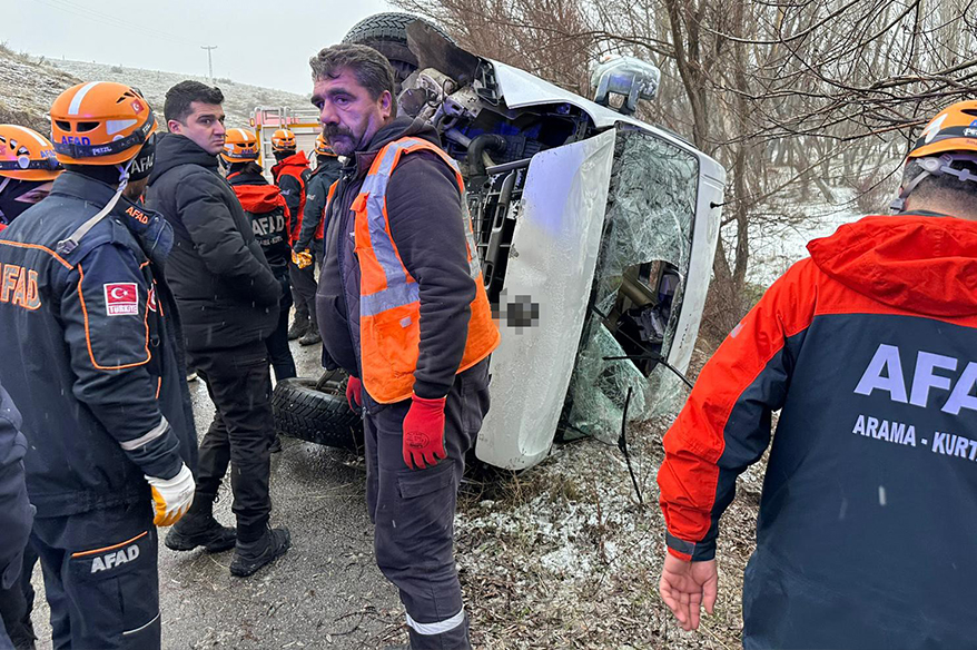 Okul servisi yan yattı, 14’ü öğrenci 15 kişi yaralandı