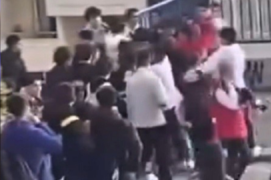 İzmir’de öğrenciler birbirine girdi: Sokak boks ringine döndü