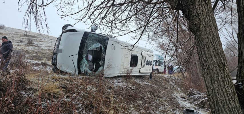Okul servisi yan yattı, 14’ü öğrenci 15 kişi yaralandı