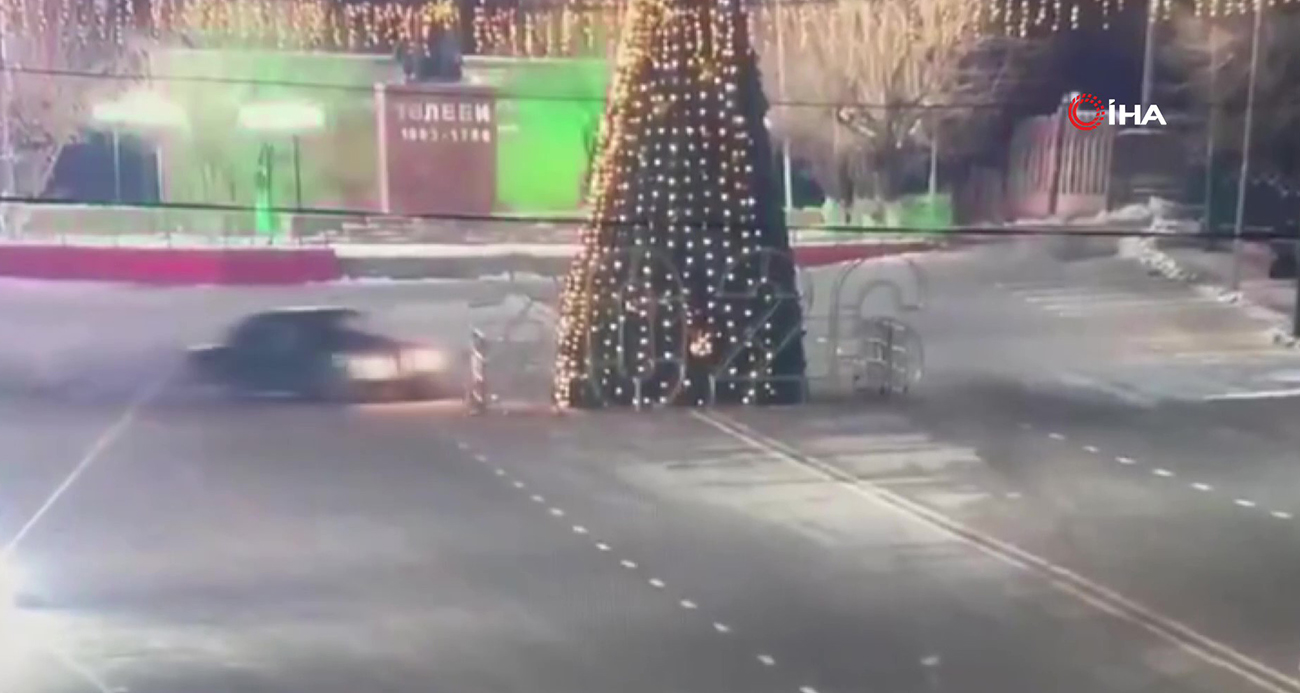 Kazakistan’da kent meydanında drift yapan sürücü, çarptığı 12 metrelik yılbaşı ağacını devirdi.