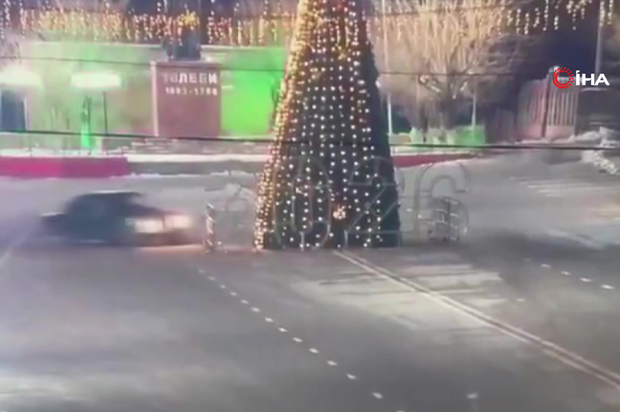 Kazakistan’da drift yapan sürücü 12 metrelik yılbaşı ağacı devirdi
