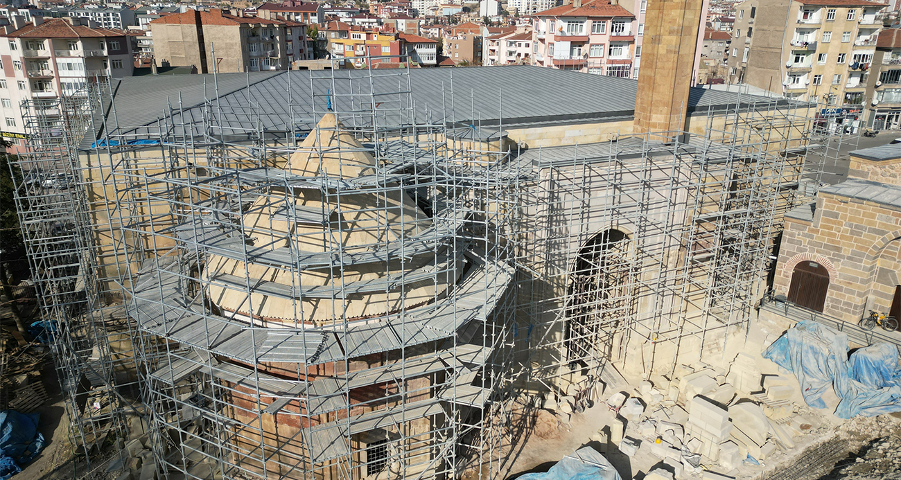 690 yıllık Sungurbey Camii aslına uygun olarak restore ediliyor