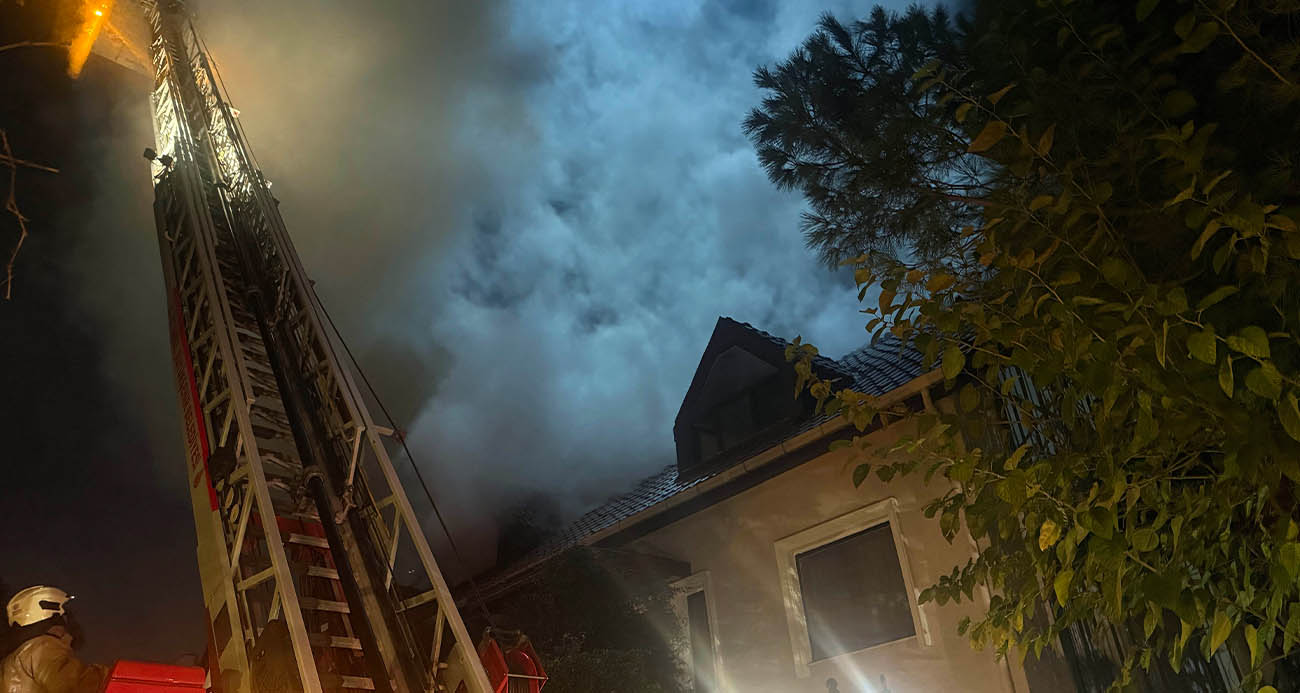 Esenyurt’ta villanın çatı katındaki yangın bitişiğindeki eve sıçradı