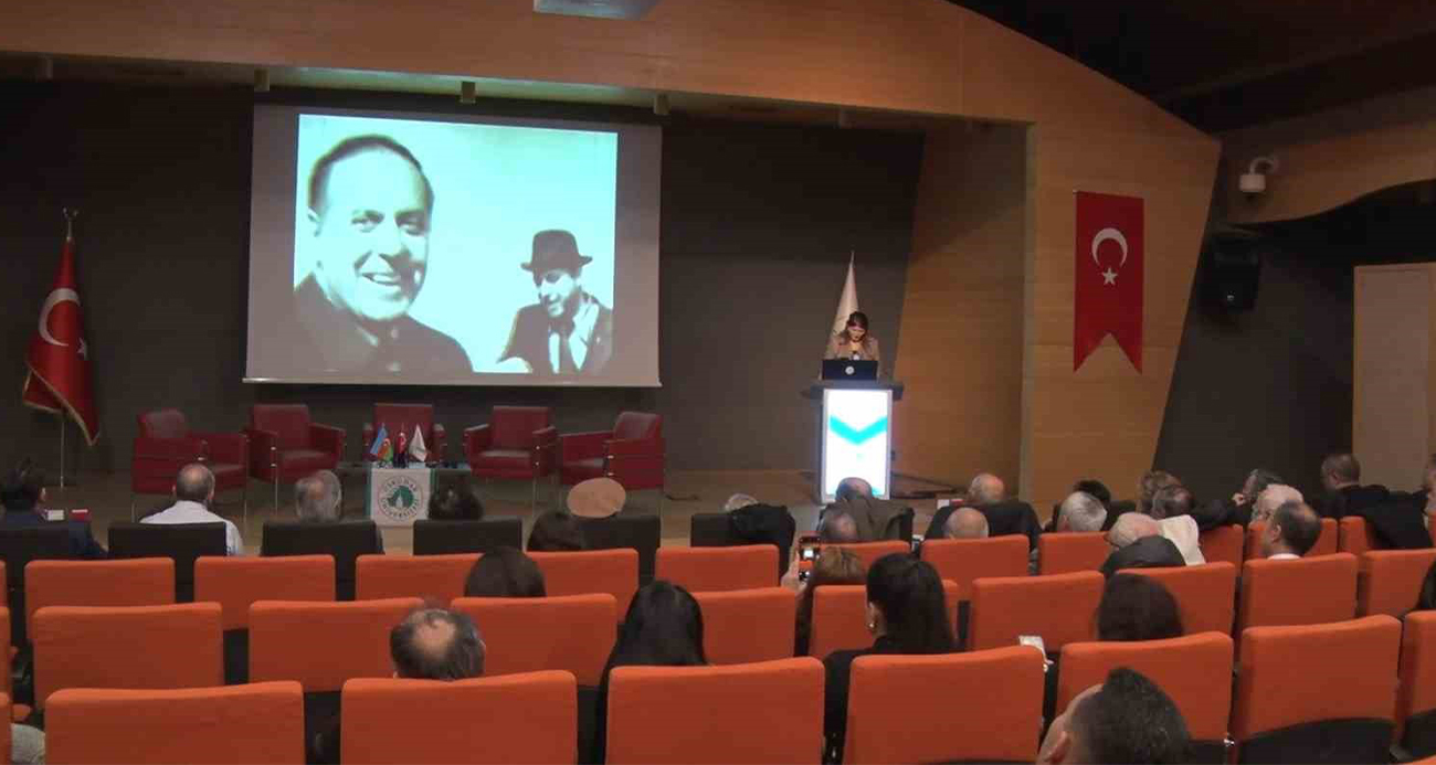 Azerbaycan’ın eski Cumhurbaşkanı Haydar Aliyev, vefatının 22. yılında Üsküdar Üniversitesi’nde düzenlenen programda anıldı. Etkinlikte, Aliyev’in siyasi mirası ve Türkiye-Azerbaycan kardeşliğine katkıları ele alındı.