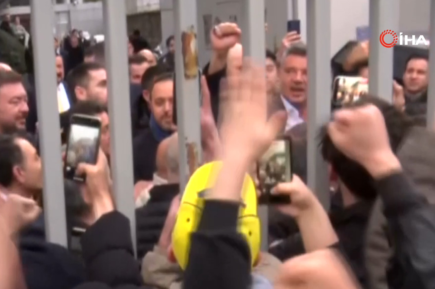 Sadettin Saran, stat önünde bekleyen taraftarları selamladı