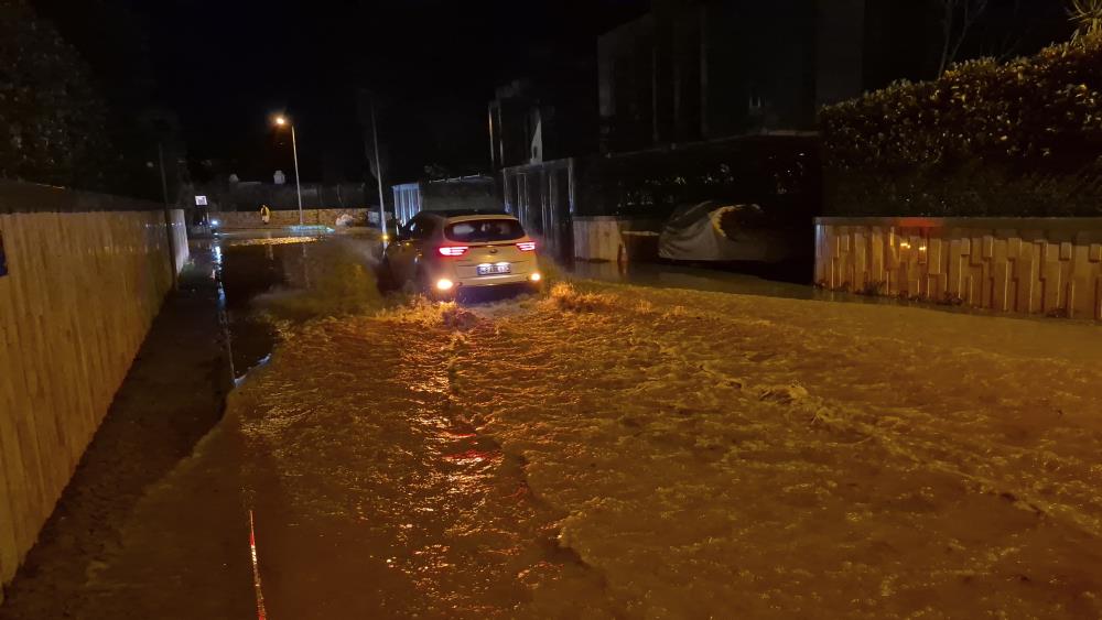 Bodrum’da sağanak yağış: Yollar kapandı, ev ve iş yerlerini su bastı