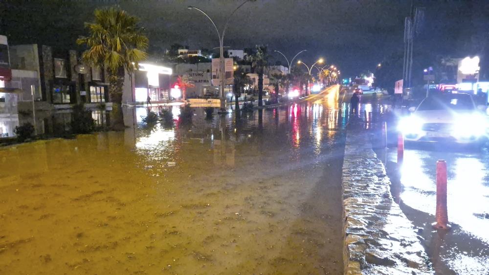 Bodrum’da sağanak yağış: Yollar kapandı, ev ve iş yerlerini su bastı