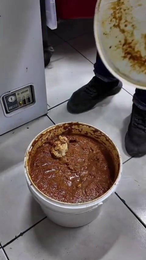 Baharatın içine bozulmasın diye bırakılan çiğ et, zabıta ekiplerini şaşırttı