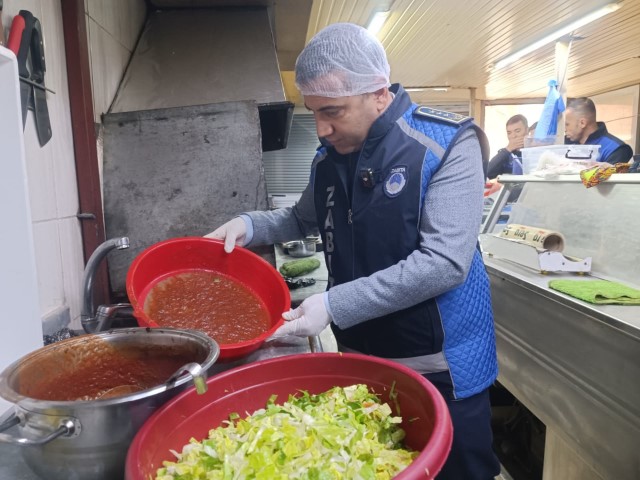 Baharatın içine bozulmasın diye bırakılan çiğ et, zabıta ekiplerini şaşırttı