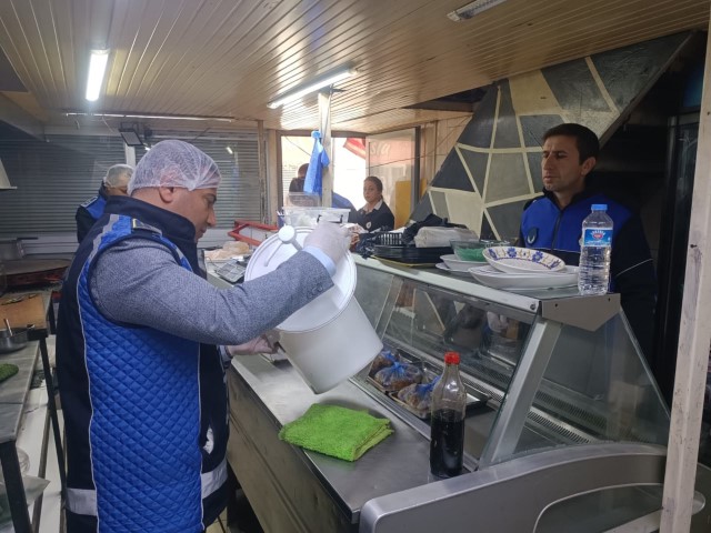 Baharatın içine bozulmasın diye bırakılan çiğ et, zabıta ekiplerini şaşırttı