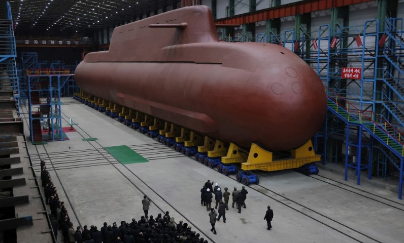 Kuzey Kore lideri Kim, inşası süren dev nükleer denizaltını denetledi