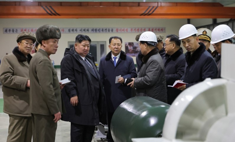 Kuzey Kore lideri Kim, inşası süren dev nükleer denizaltını denetledi