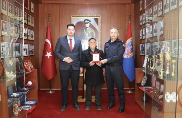 Yaşlı adam son birikimi olan 10 Cumhuriyet altınını jandarmaya bağışladı