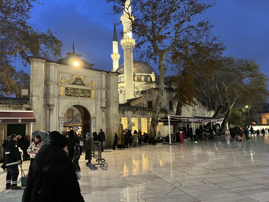 Yaşlı kadın yolun karşısına geçmek isterken tramvayın altında kaldı