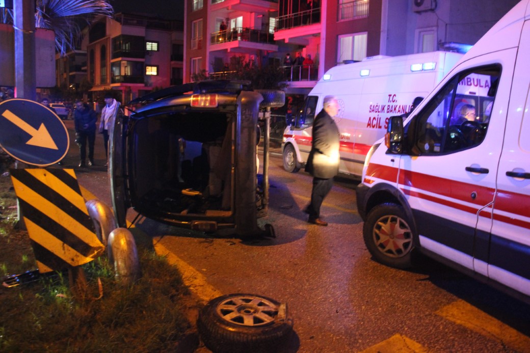 Otomobille çarpışan ticari araç yan yattı: 7 yaralı