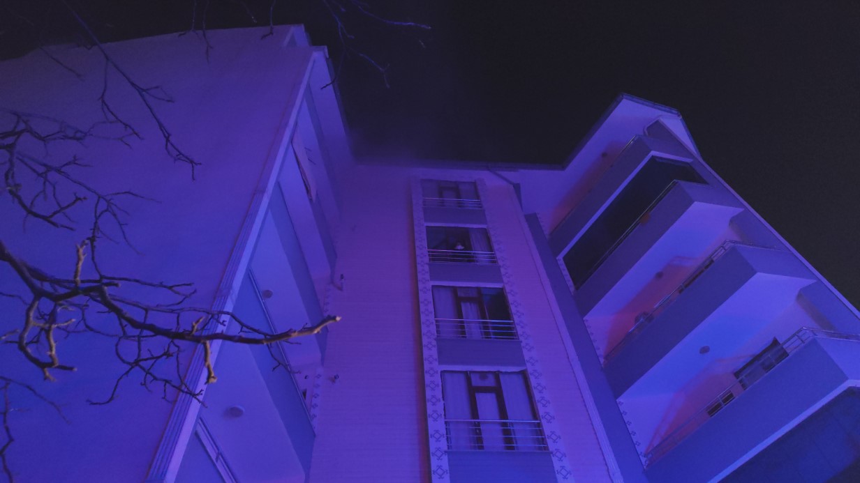 Erciş’te apartmanda yangın: 15 kişi dumandan etkilendi
