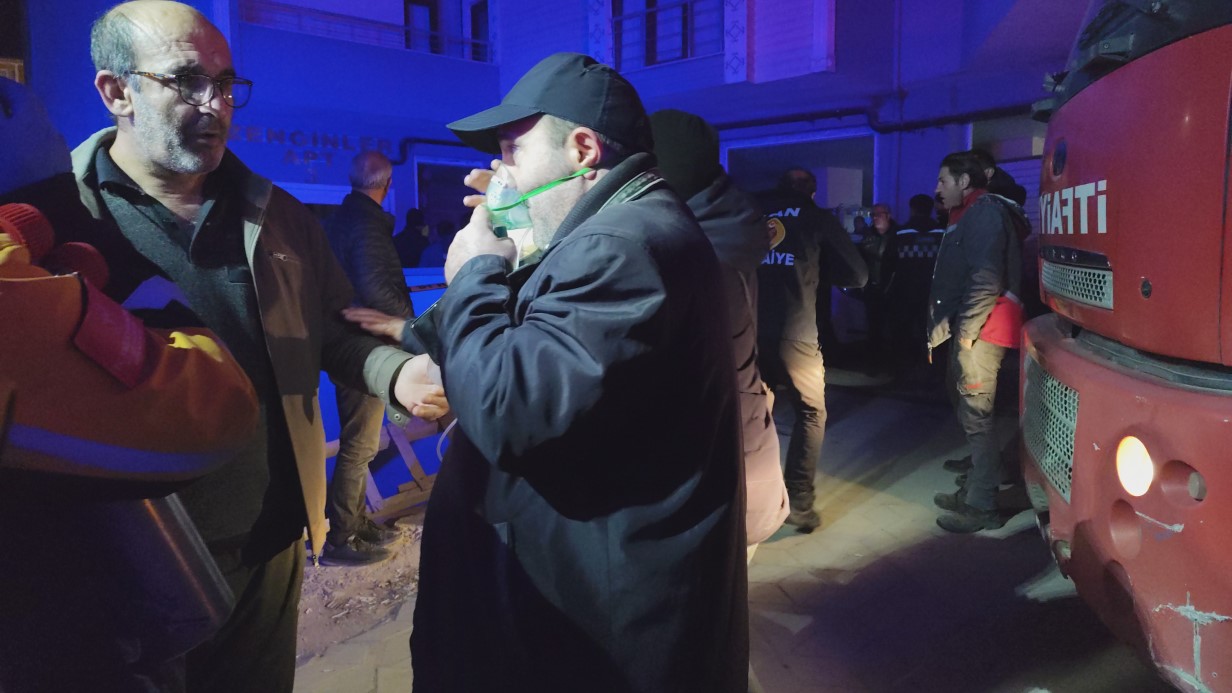 Van’ın Erciş ilçesinde bir apartmanda yangın çıktı. 32 daireli apartmanda dumandan etkilenen 15 kişi hastaneye kaldırıldı.