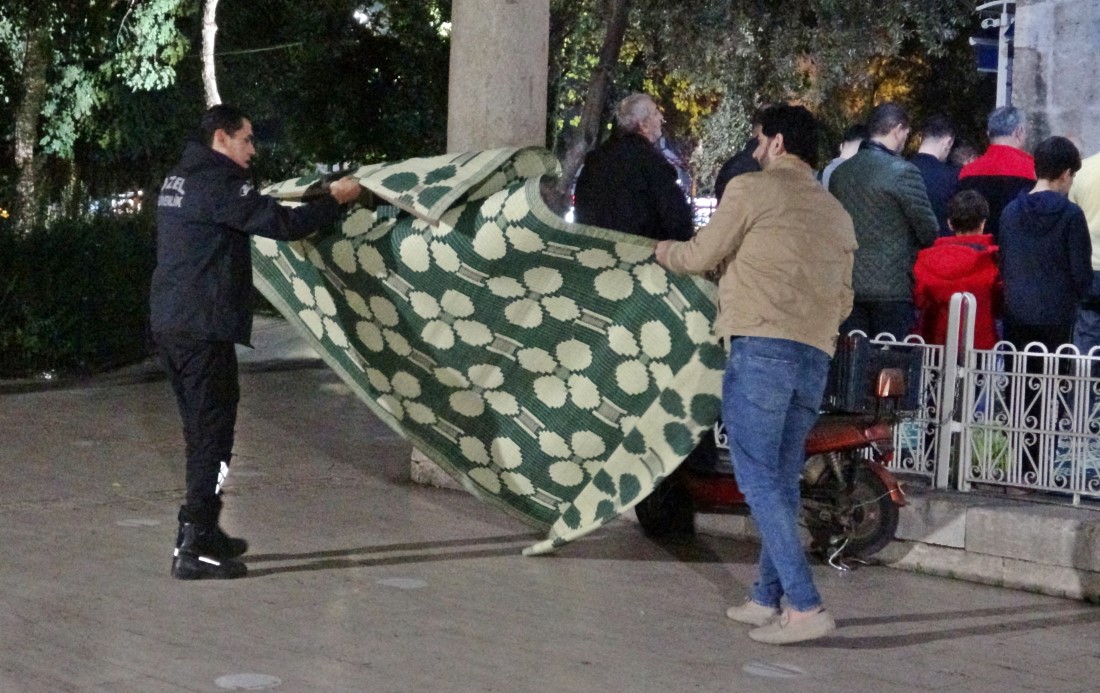 Regaip Kandili dualarla idrak edildi: Vatandaşlar camilere akın etti