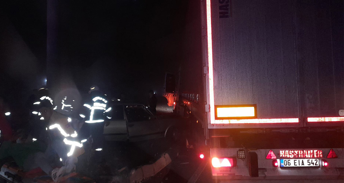 Burdur’da TOFAŞ marka otomobil ile tırın çarpışması sonucu meydana gelen kazada hurdaya dönen otomobilde sıkışan 2 kişi itfaiye ekipleri tarafından kurtarıldı.