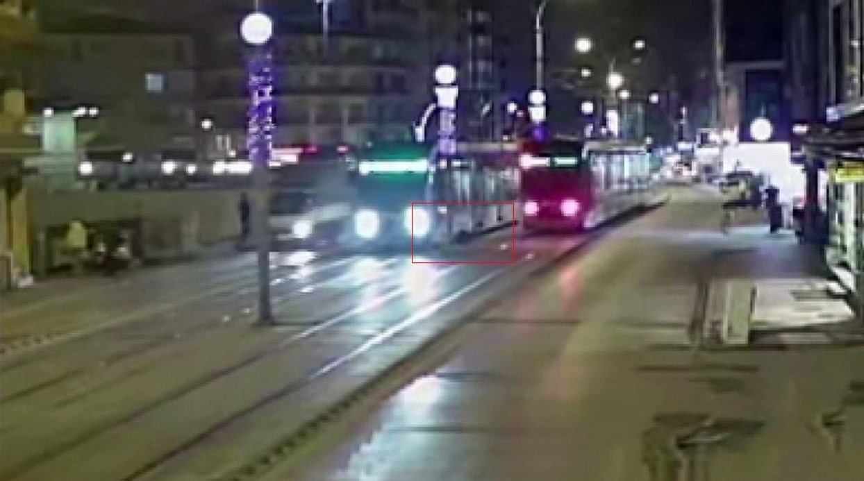 Yaşlı kadın yolun karşısına geçmek isterken tramvayın altında kaldı