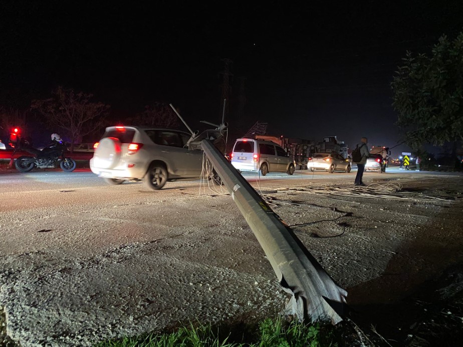 Antalya’da EDS direğine çarpan tır devrildi: 2 yaralı