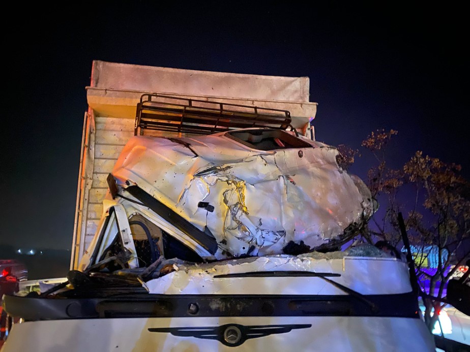 Antalya’da EDS direğine çarpan tır devrildi: 2 yaralı