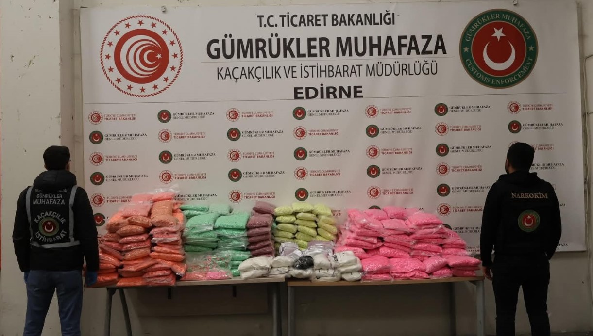 Yaşlı kadın yolun karşısına geçmek isterken tramvayın altında kaldı