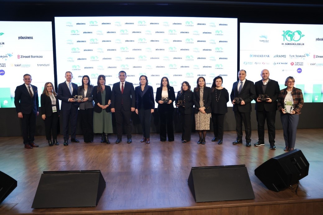 Turkuvaz Medya ev sahipliğinde düzenlenen 3’üncü Sürdürülebilir Yüzyıl Zirvesi’nde iklim kriziyle mücadeleden döngüsel ekonomiye, yerel yönetimlerin yeşil dönüşümünden iş dünyasının ESG sorumluluklarına uzanan geniş bir çerçevede kritik mesajlar verildi. Zirvenin açılışında konuşan isimler, sürdürülebilirliğin artık bir tercih değil, ekonomik ve toplumsal bir zorunluluk olduğuna dikkat çekti.