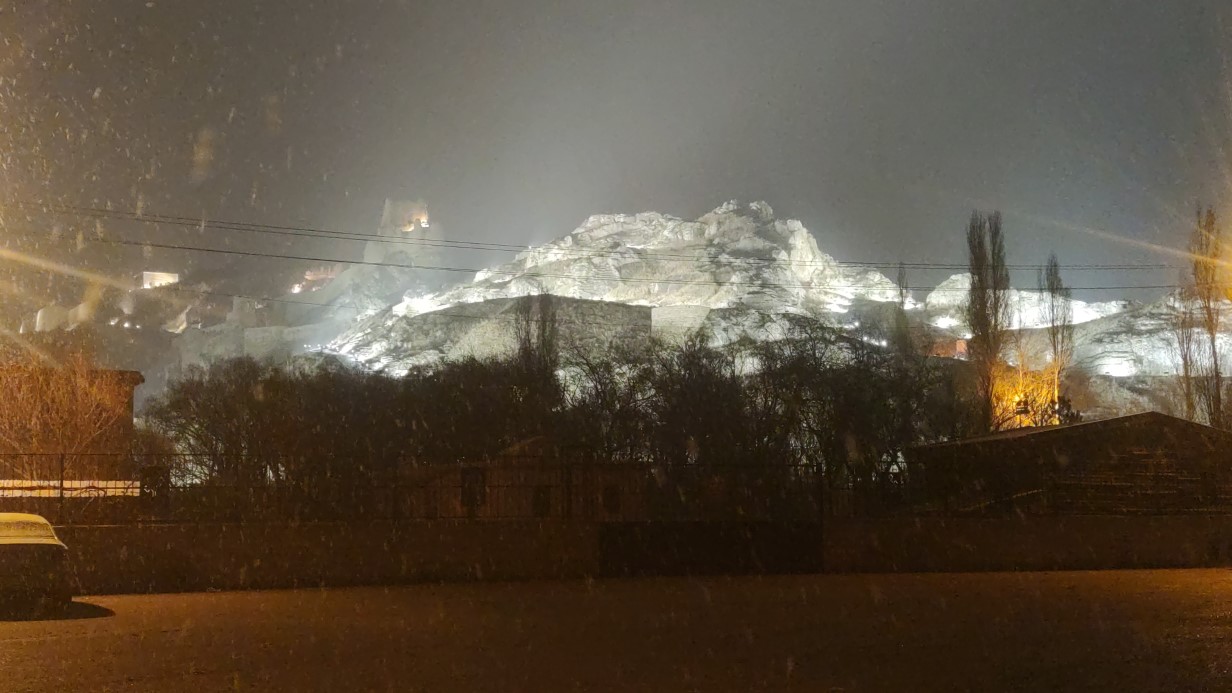 Van’da günlerdir süren soğuk hava, akşam saatlerinde yerini kar yağışına bıraktı. Kent merkezinde etkisini artıran kar yağışı, kartpostallık görüntüler de oluşturdu.